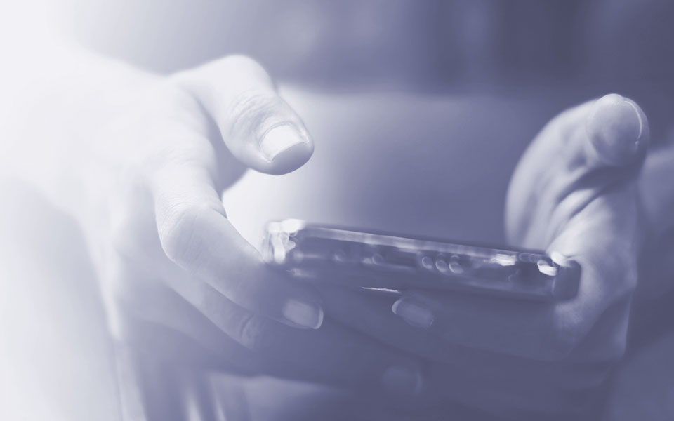 スマホを使って連絡をとるイメージ画像