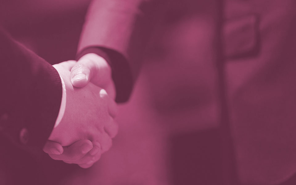 解明に力を尽くした後の握手のイメージ画像