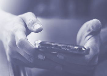 スマホを使って連絡をとるイメージ画像